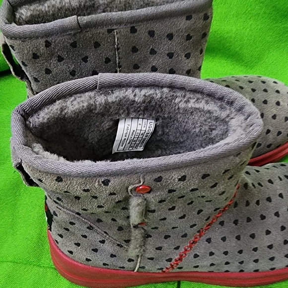 🌷UGG Short Women's Gray/Red Heart Boots Size 8 - Picture 10 of 15